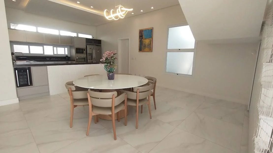  - Casa a venda no Alecrins com  4 quartos e 2 suítes, lindo gourmet completo. Aceita financiamento e FGTS.